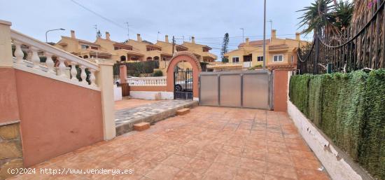 SE ALQUILA POR TEMPORADAS UNA GRAN CASA EN CALABARDINA - MURCIA