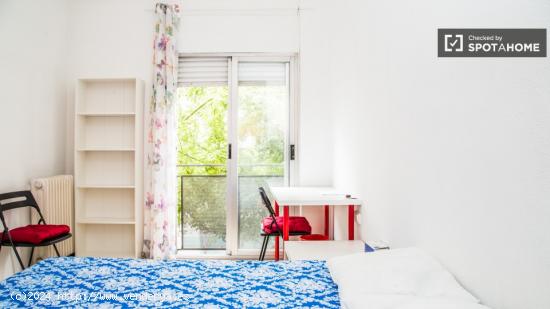 Habitación equipada con baño privado en piso compartido, Gracia - BARCELONA