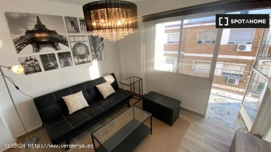 Se alquilan habitaciones en piso de 3 dormitorios Pl. de Miraflores - MALAGA