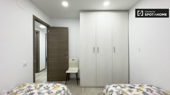 Se alquila habitación en piso de 4 dormitorios en Barcelona - BARCELONA