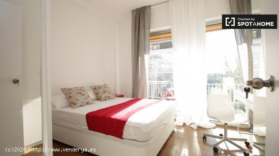 Elegante habitación con cama individual y balcón en alquiler en Zona Universitaria - BARCELONA