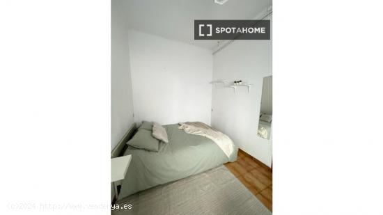 Se alquila habitación en apartamento de 3 dormitorios en Barcelona - BARCELONA