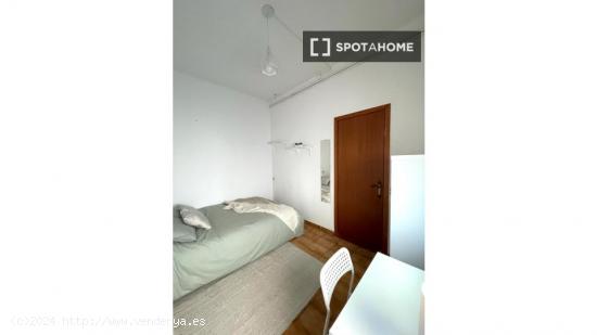 Se alquila habitación en apartamento de 3 dormitorios en Barcelona - BARCELONA