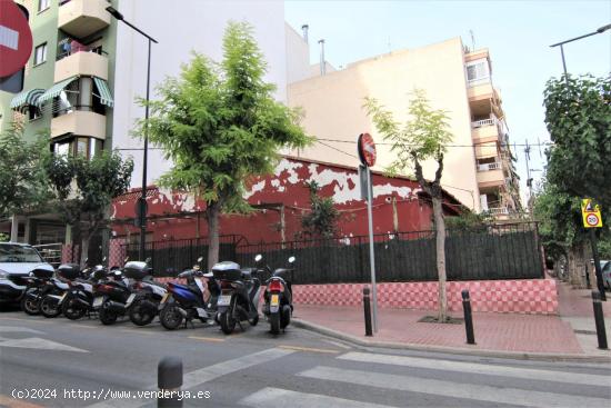 CASA DE ESQUINA EN VENTA EN BENIDORM - ALICANTE