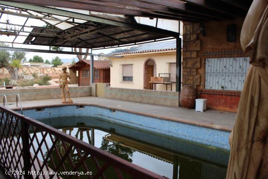 Te ofrecemos este fantástico chalet entre Crevillente y Albatera (el Campillo) que lo tiene todo...