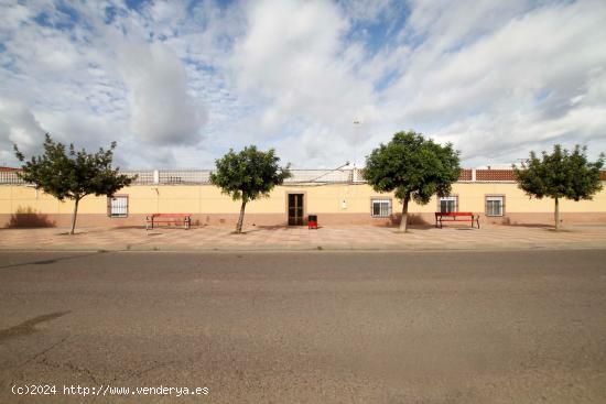 Vivienda de esquina en Puebla de la Calzada - BADAJOZ