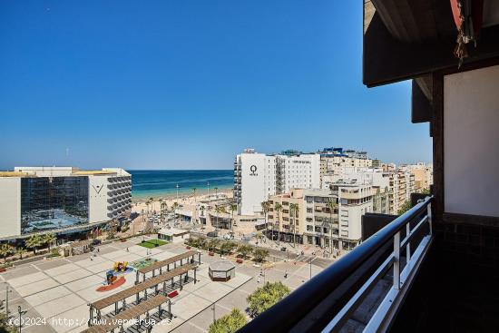 Vivienda en venta con vistas despejadas a la playa de La Victoria - CADIZ