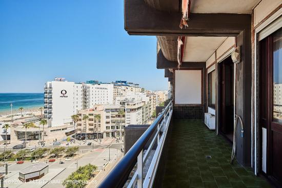 Vivienda en venta con vistas despejadas a la playa de La Victoria - CADIZ