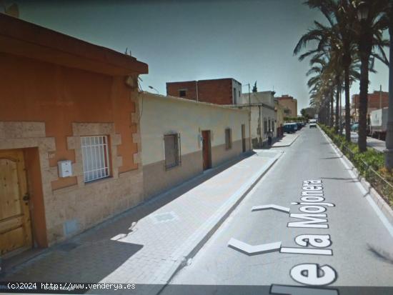 SE VENDE AMPLIA CASA EN CARRETERA DE LA MOJONERA - ALMERIA