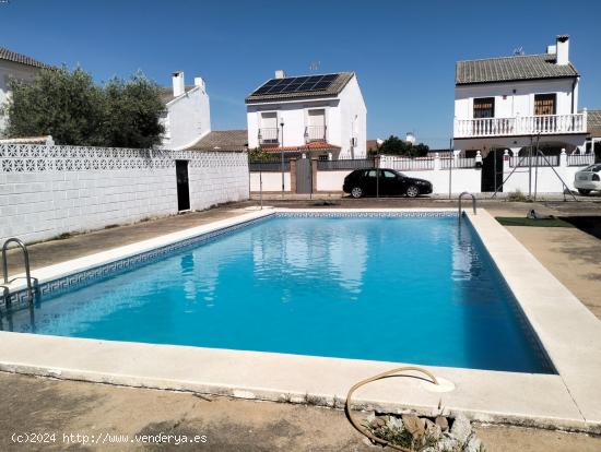 CASA ADOSADA CON PISCINA EN ZONA EL ARRECIFE ( LA CARLOTA- CORDOBA ) - CORDOBA