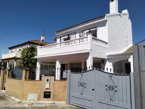 CASA ADOSADA CON PISCINA EN ZONA EL ARRECIFE ( LA CARLOTA- CORDOBA ) - CORDOBA