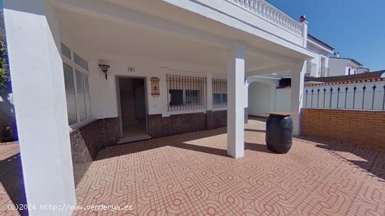 CASA ADOSADA CON PISCINA EN ZONA EL ARRECIFE ( LA CARLOTA- CORDOBA ) - CORDOBA