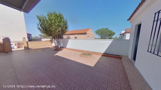 CASA ADOSADA CON PISCINA EN ZONA EL ARRECIFE ( LA CARLOTA- CORDOBA ) - CORDOBA