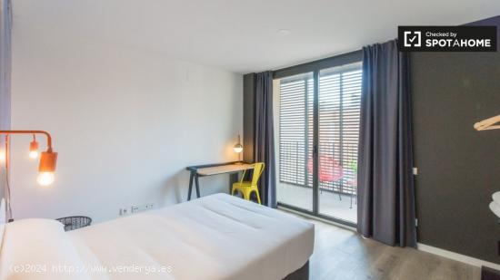 Habitación con terraza junto Metro Liceu en edificio coliving - BARCELONA