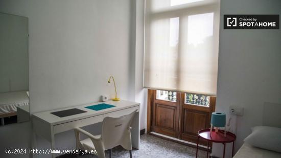 Gran habitación en un apartamento de 10 habitaciones en Ciutat Vella - VALENCIA