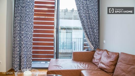 Apartamento de tres dormitorios con dos balcones y una terraza privada, todos los gastos incluidos -