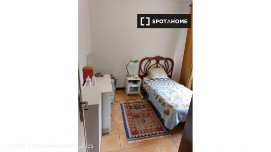 Alojamiento con ventana a la calle en apartamento de 5 casas, Heliópolis - SEVILLA