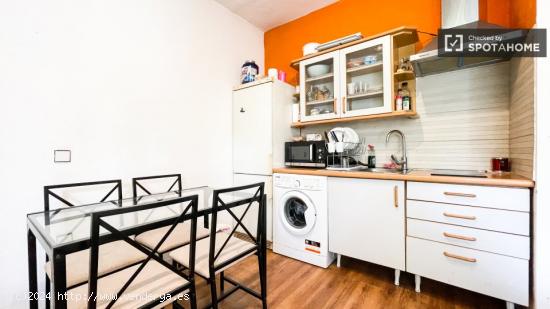 Apartamento dentro de una casa más grande con piscina y patio cerca de la UEM Universidad Europea d