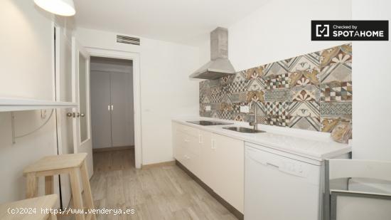 Elegante apartamento de 3 dormitorios con balcón en alquiler en Triana - SEVILLA