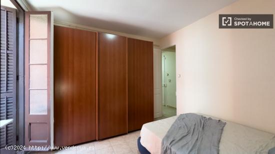 Se alquila habitación en piso de 4 dormitorios en Barcelona - BARCELONA