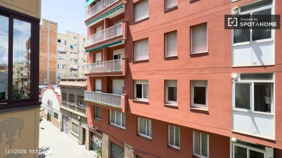 Se alquila habitación en piso de 4 dormitorios en Barcelona - BARCELONA