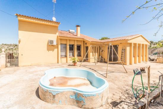 CHALET URBANO CON PISCINA, PISTA DE TENIS Y DE FRONTÓN - VALENCIA