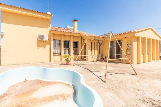 CHALET URBANO CON PISCINA, PISTA DE TENIS Y DE FRONTÓN - VALENCIA