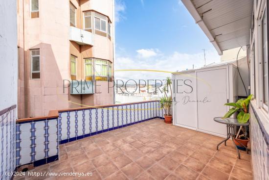 Casa terrera con terraza en la plaza de San Gregorio (Telde) - LAS PALMAS