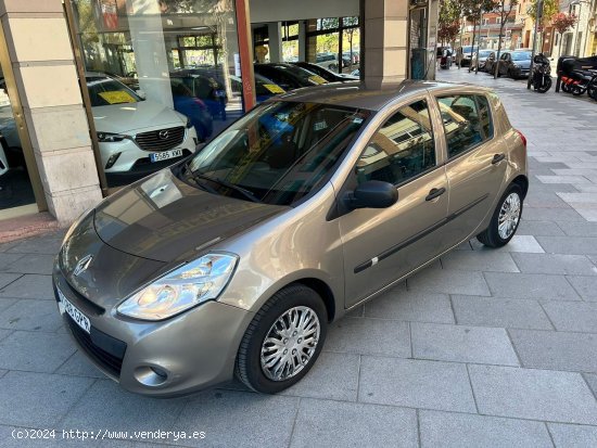 Renault Clio 1.2 i 75 Hatchback 16V eco2 75 cv - Cornellà