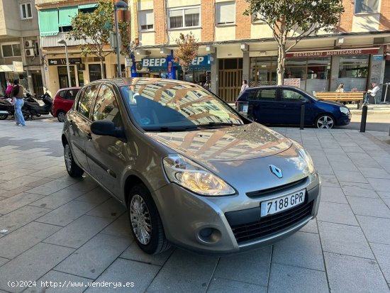 Renault Clio 1.2 i 75 Hatchback 16V eco2 75 cv - Cornellà