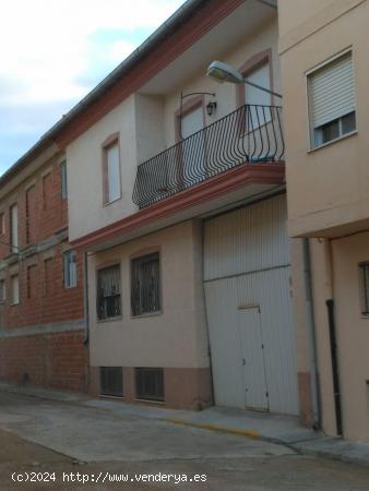 Gran casa señorial esquinera  en el Centro de la población - VALENCIA