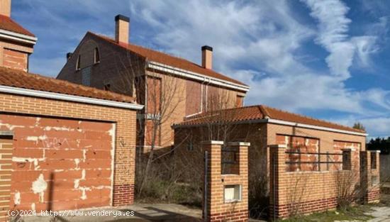 Urbis te ofrece un conjunto de nueve chalets adosados en venta en Tudela de Duero, Valladolid. - VAL