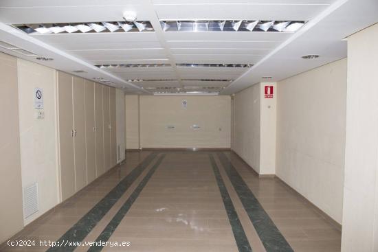 Local en Avd Maria Auxiliadora de 130 m² - BADAJOZ