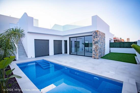 VILLA DE 3 DORMITORIOS CON PISCINA PRIVADA EN SANTIAGO DE LA RIBERA - MURCIA