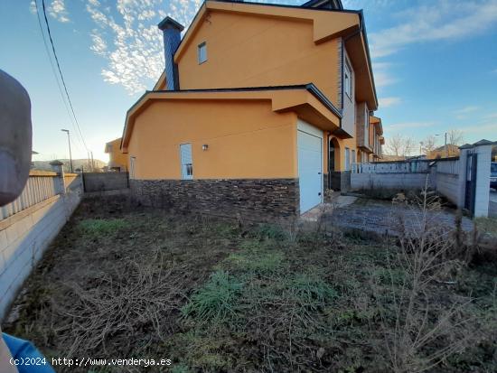 CHALET ADOSADO CON JARDIN EN VILLADEPALOS - LEON