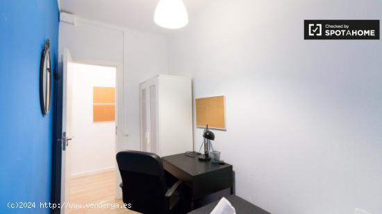 Se alquila habitación en piso de 5 habitaciones en Barcelona - BARCELONA