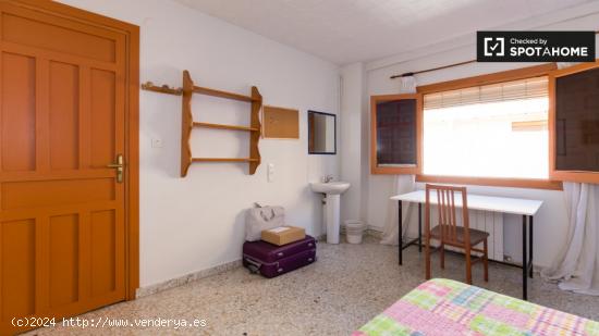 Gran habitación con escritorio en un apartamento de 12 habitaciones - GRANADA