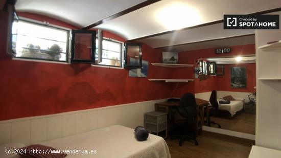 Se alquilan habitaciones en apartamento de 3 dormitorios en Madrid - MADRID