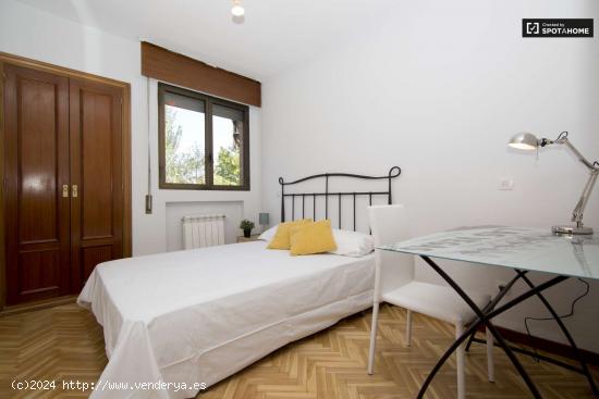 Amplia habitación con calefacción en apartamento de 5 dormitorios, Fuencarral-El Pardo - MADRID