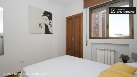 Amplia habitación con calefacción en apartamento de 5 dormitorios, Fuencarral-El Pardo - MADRID