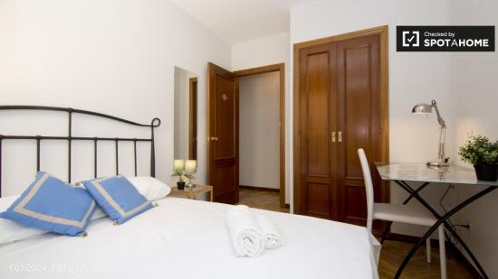 Amplia habitación con calefacción en apartamento de 5 dormitorios, Fuencarral-El Pardo - MADRID