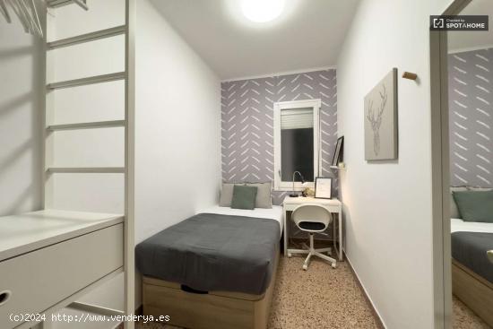 Se alquila habitación en piso de 5 dormitorios en Eixample - BARCELONA