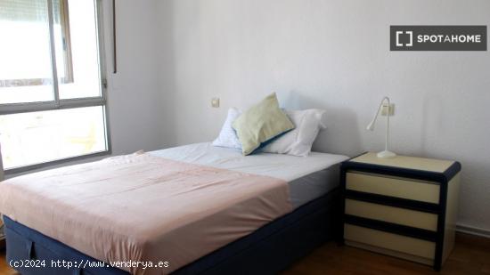 Habitaciones en alquiler en apartamento de 3 dormitorios en Usera. - MADRID