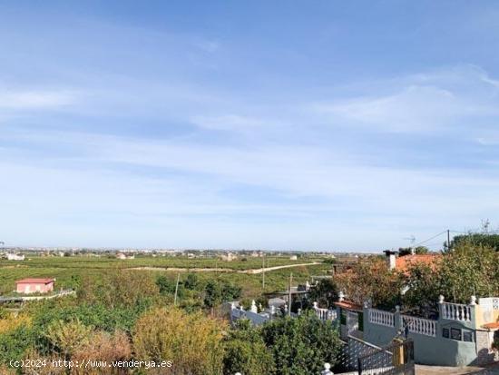 Chalet con terreno y piscina, cercano a una gran ciudad de servicios. - VALENCIA