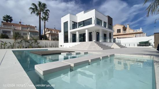 Gran villa de lujo con piscina exclusiva y pista de padel frente mar - ALICANTE