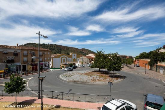 Plazas de aparcamiento en la Avenida principal de Cenes de la Vega - GRANADA