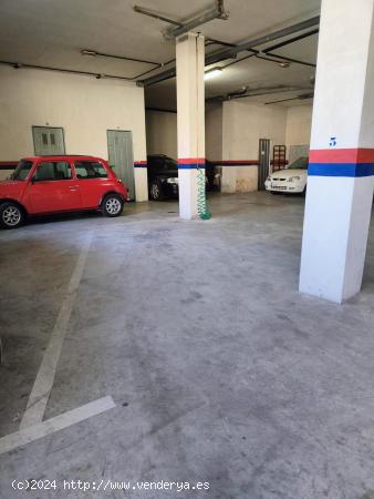 Plazas de aparcamiento en la Avenida principal de Cenes de la Vega - GRANADA