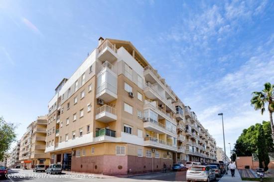 Increíble apartamento de 2 dormitorios cerca de la playa en Torrevieja - ALICANTE