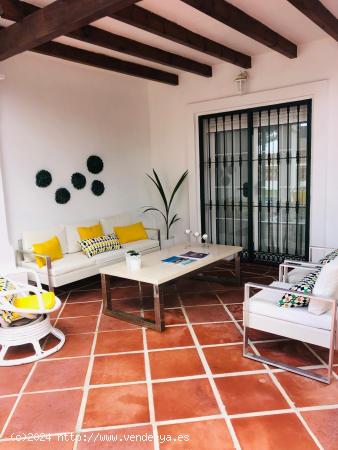 SE ALQUILA CHALET CON PISCINA PRIVADA Y 5 DORMITORIOS EN VERANO - MALAGA