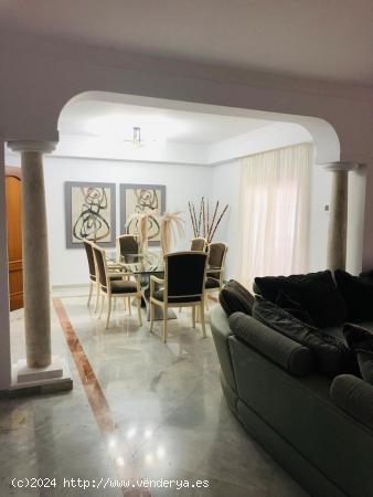 SE ALQUILA CHALET CON PISCINA PRIVADA Y 5 DORMITORIOS EN VERANO - MALAGA